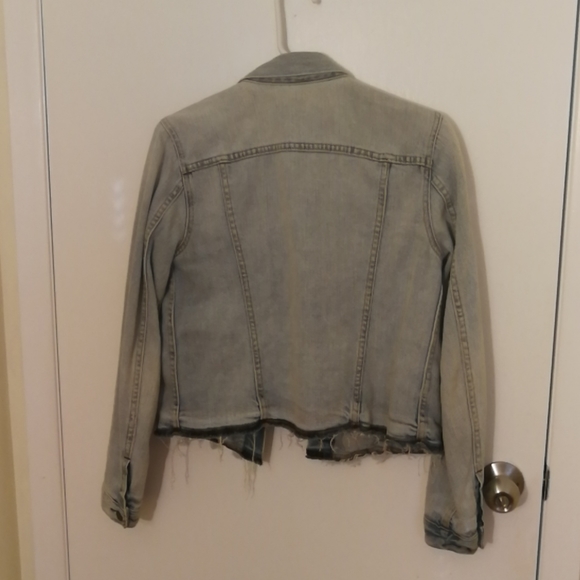 Light wash denim jacket w/ raw hem detail - Picture 5 of 8